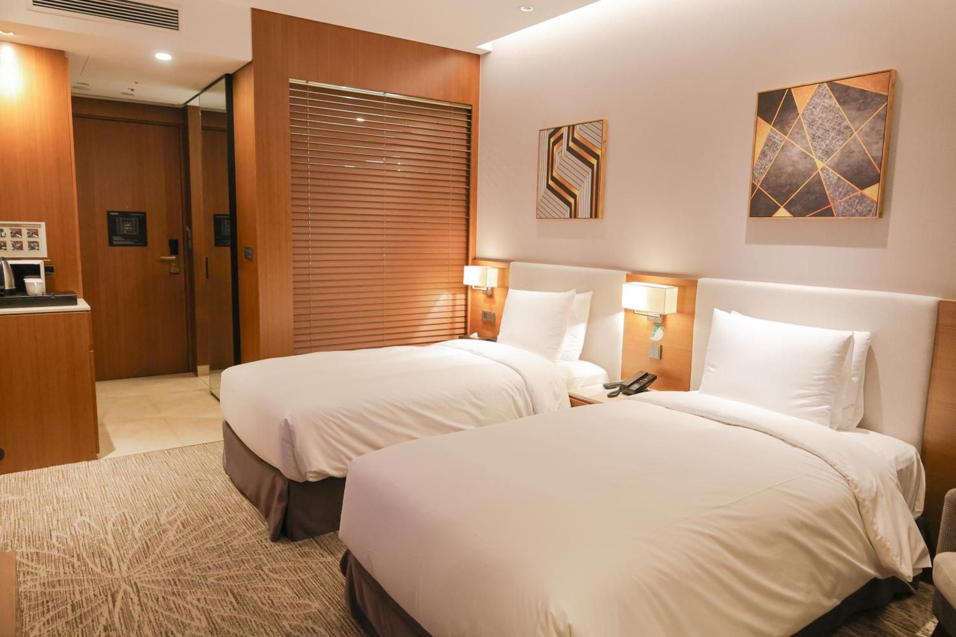 [Pool PKG] Standard Twin Room with Access to Rooftop Pool (20:0022:00) & Pool Concert