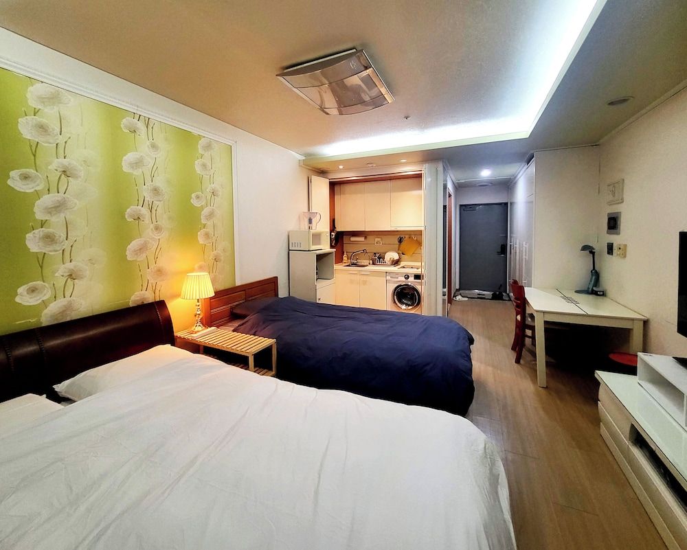 Khan Residence Studio 7