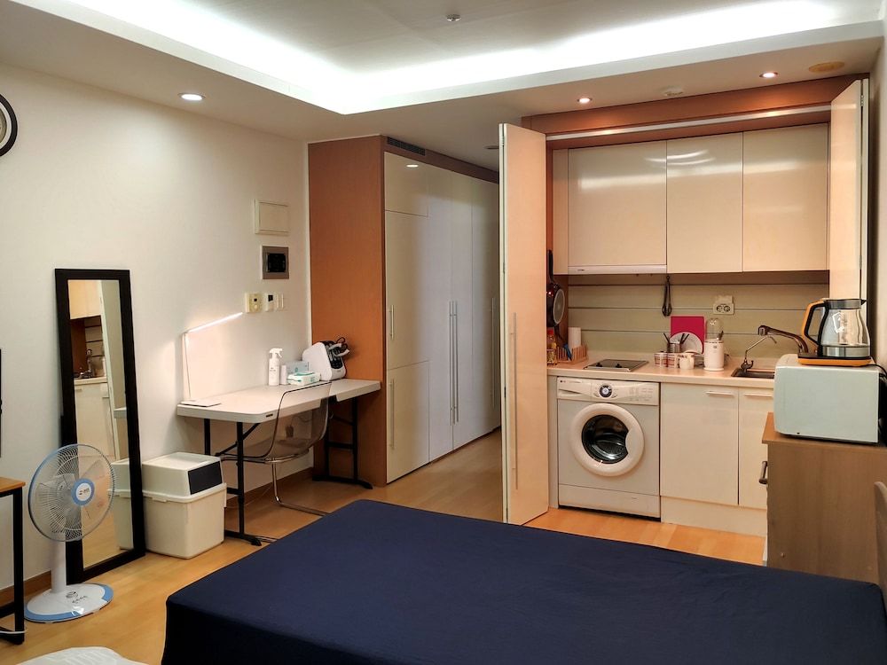 Khan Residence Studio 18