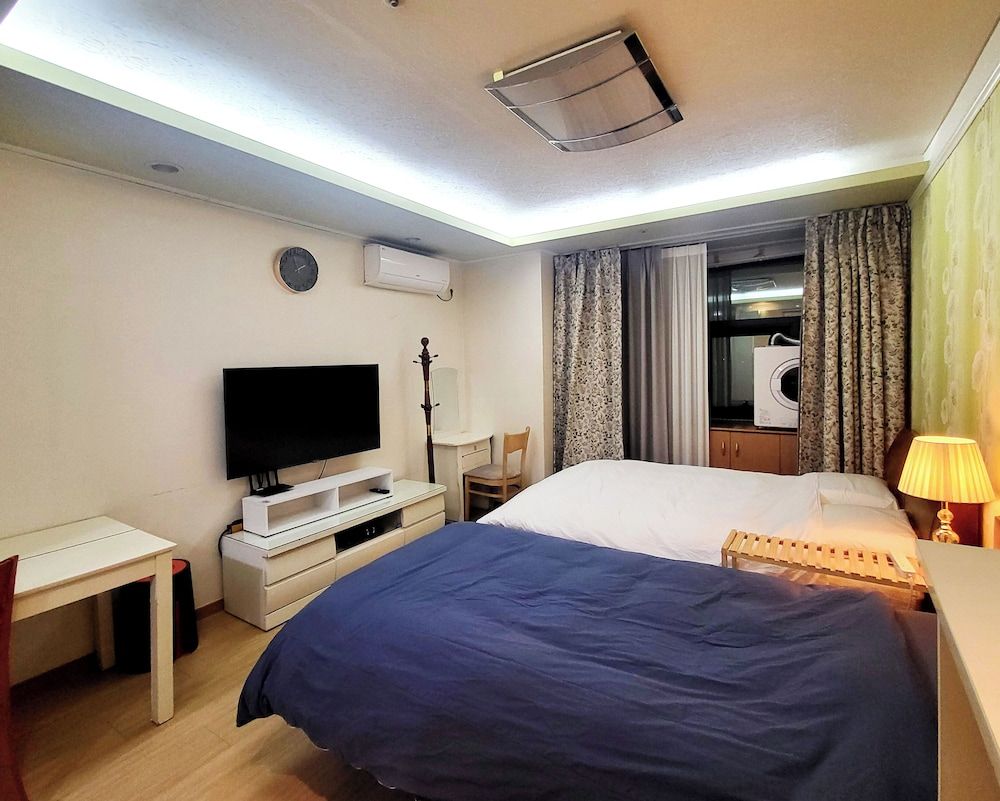 Khan Residence Studio 10