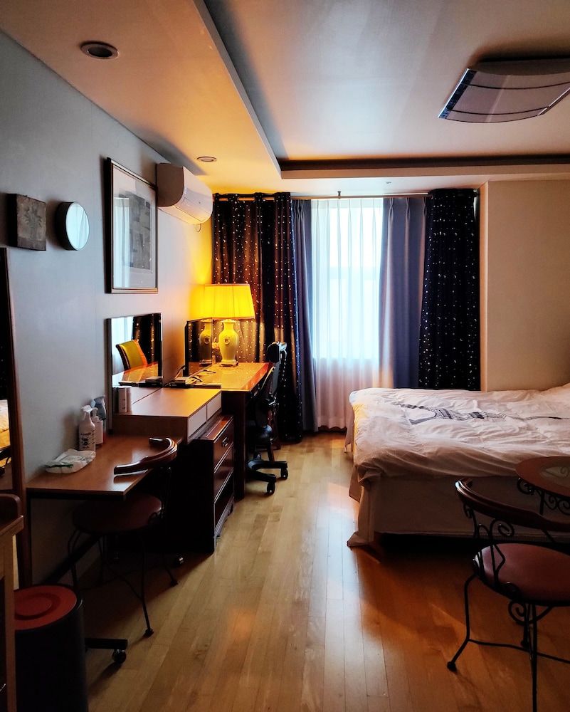 Khan Residence Room 7