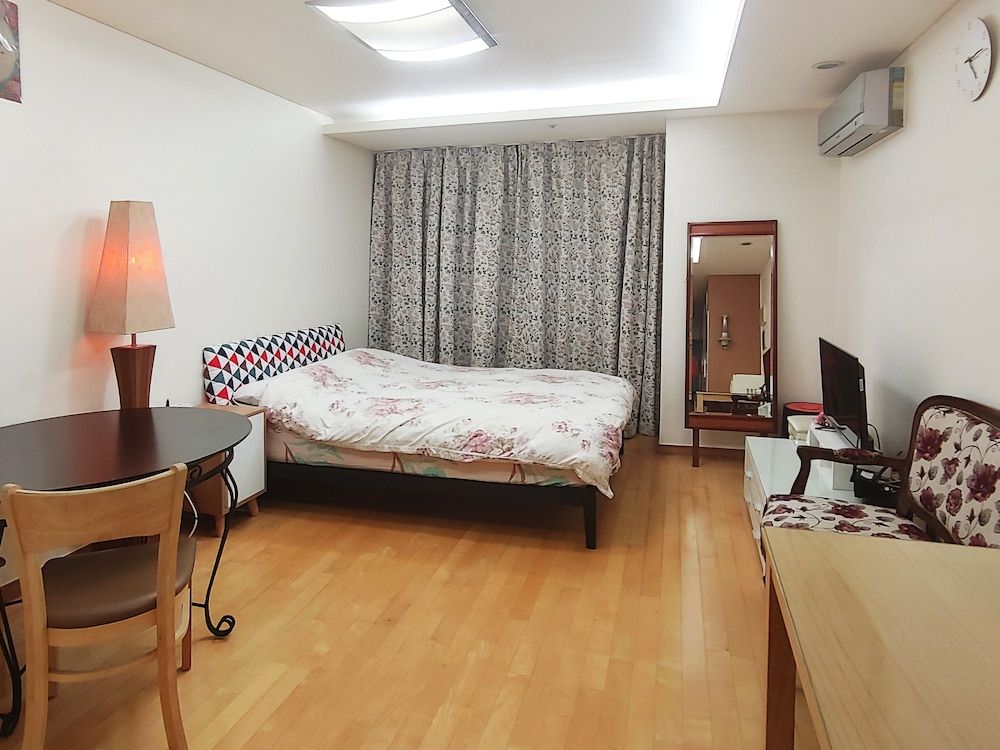 Khan Residence Room 4