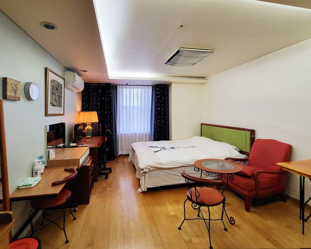 Khan Residence Room 8