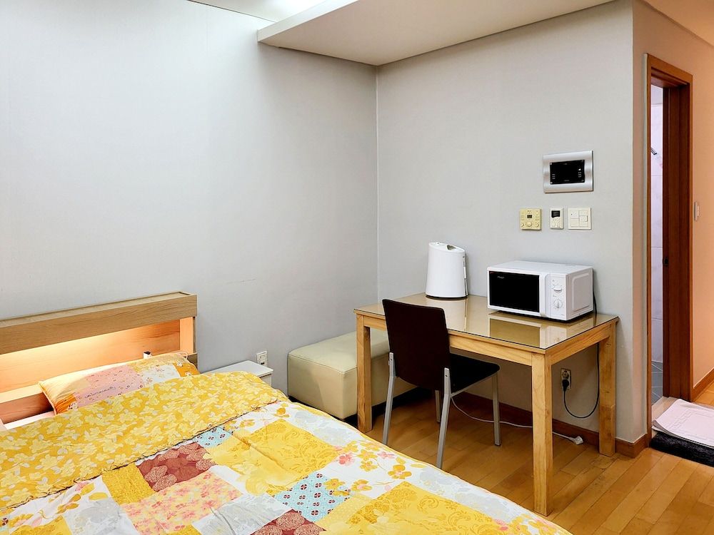 Khan Residence Room 17