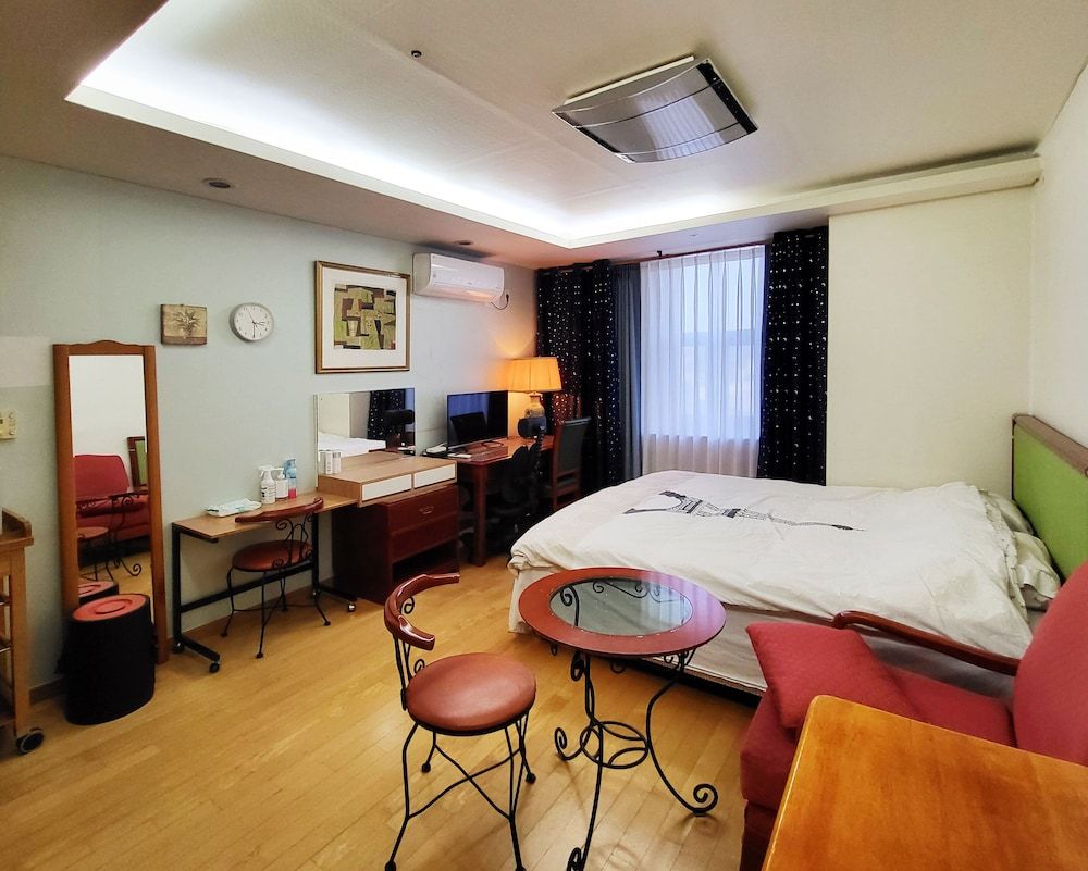 Khan Residence Room 6