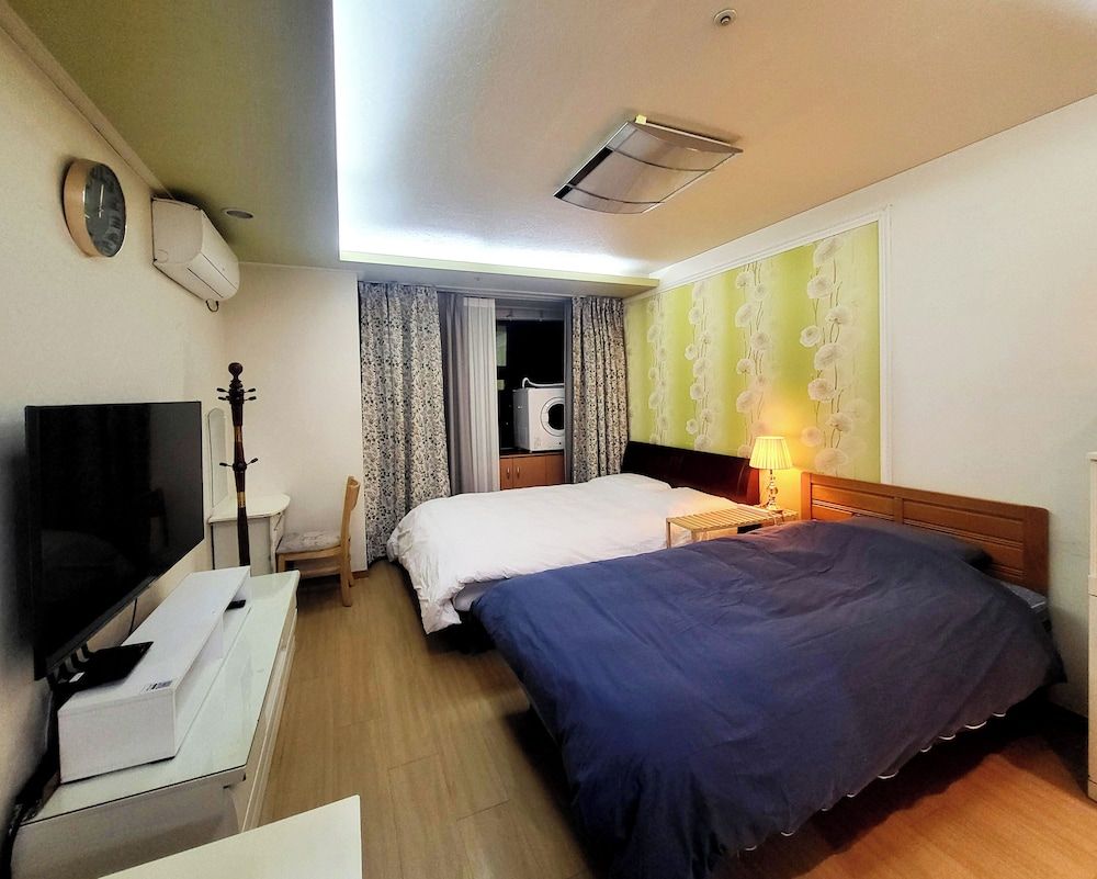 Khan Residence Studio 11