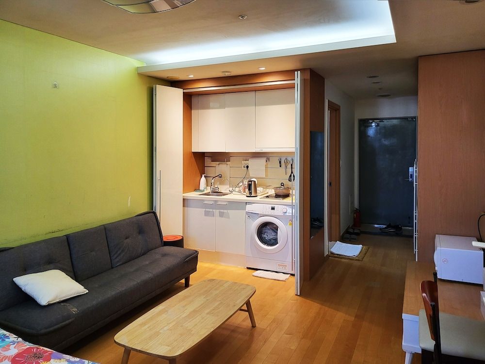 Khan Residence Room 22