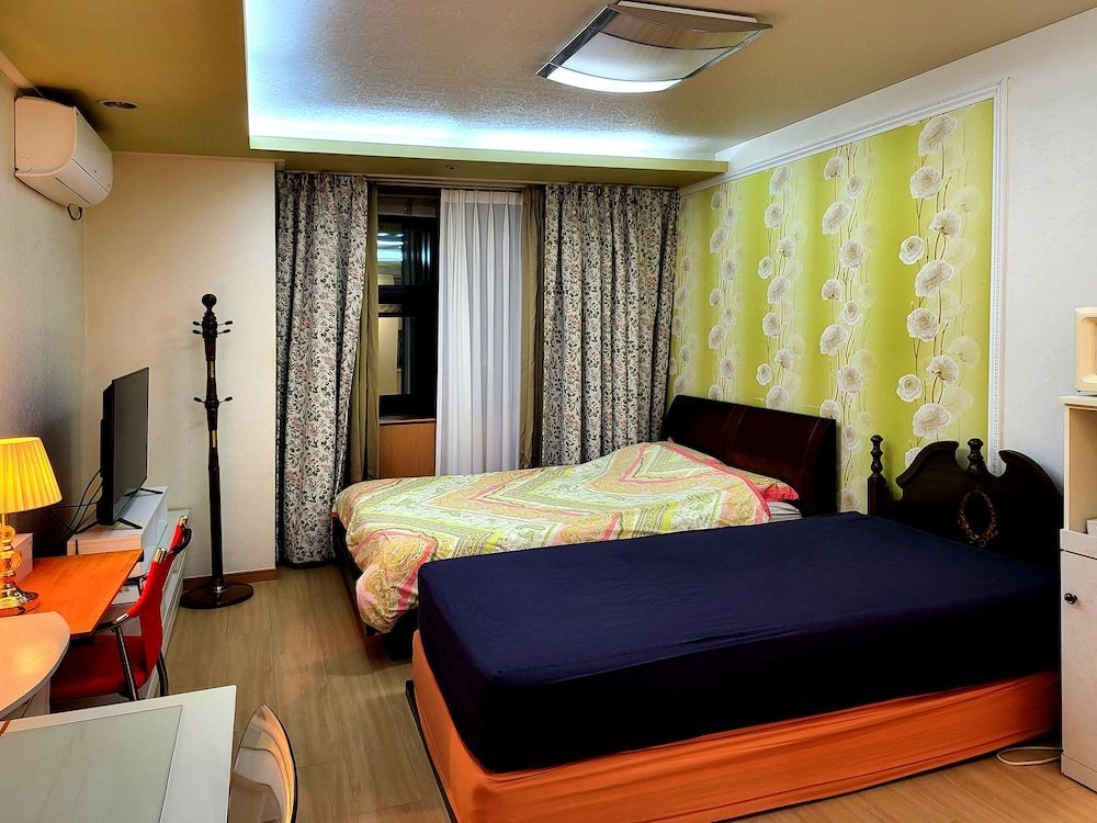 Khan Residence Studio 5