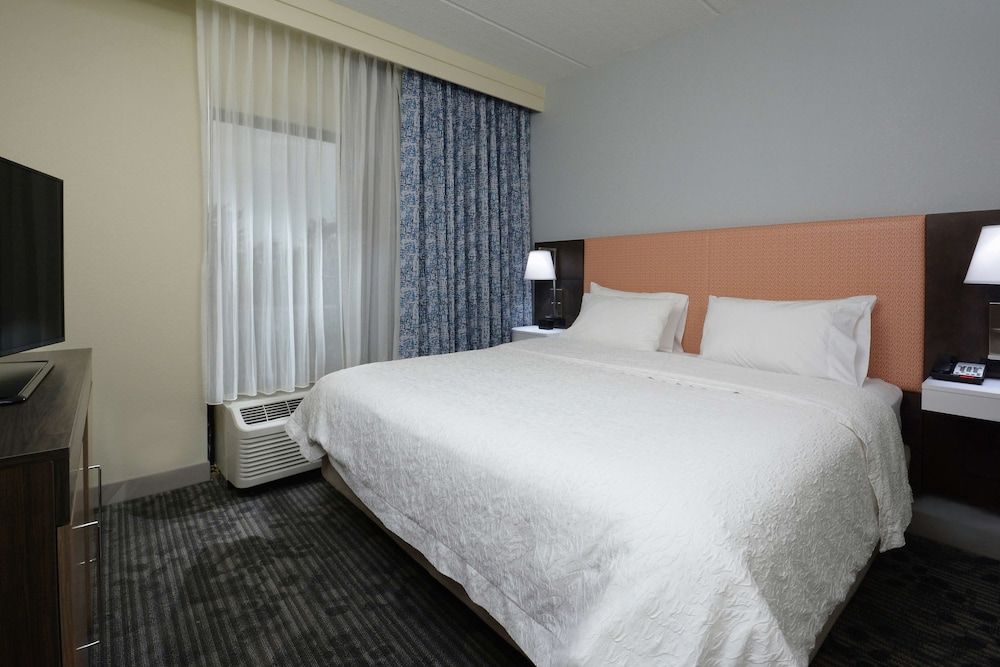 Suite, 1 King Bed, Accessible (Hearing)