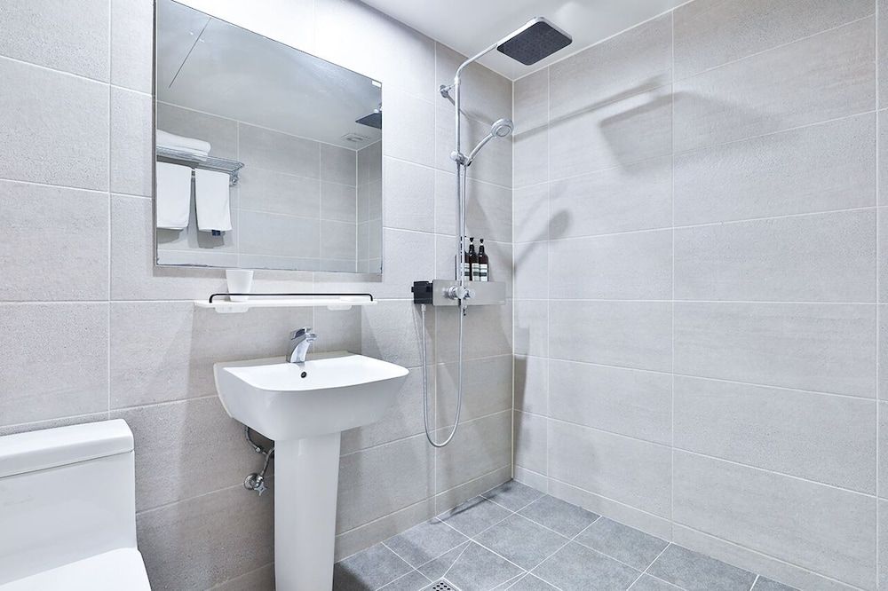 The First Hotel Deluxe Twin Room 6