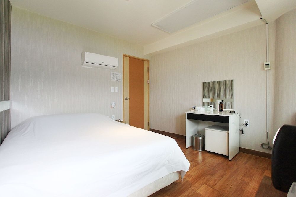 J hotel Standard Room 6