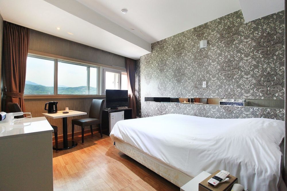 J hotel Standard Room 8