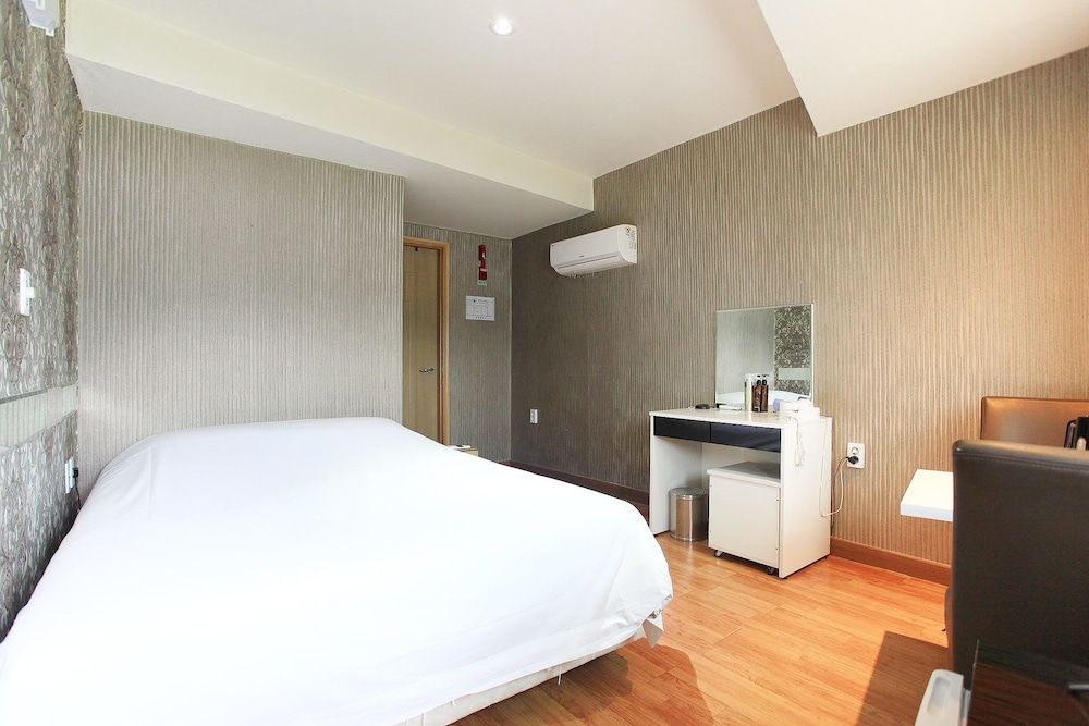 J hotel Standard Room 2