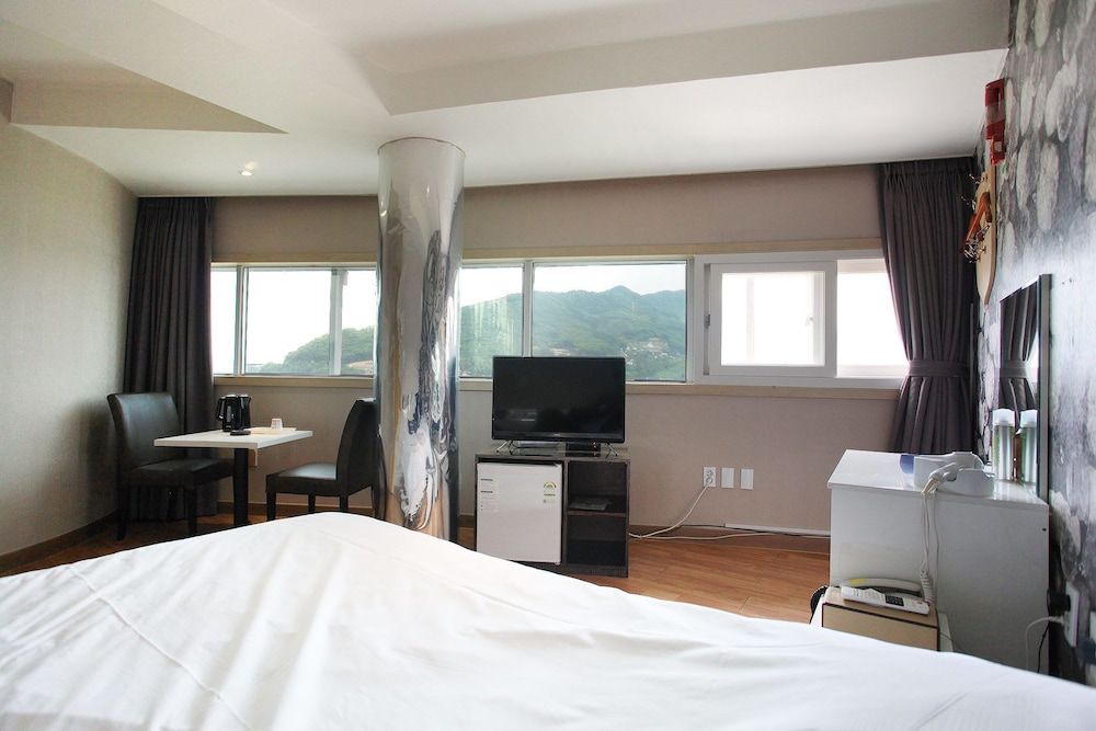 J hotel Standard Room 4