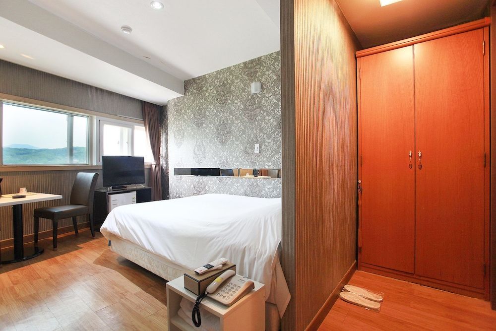 J hotel Standard Room 14