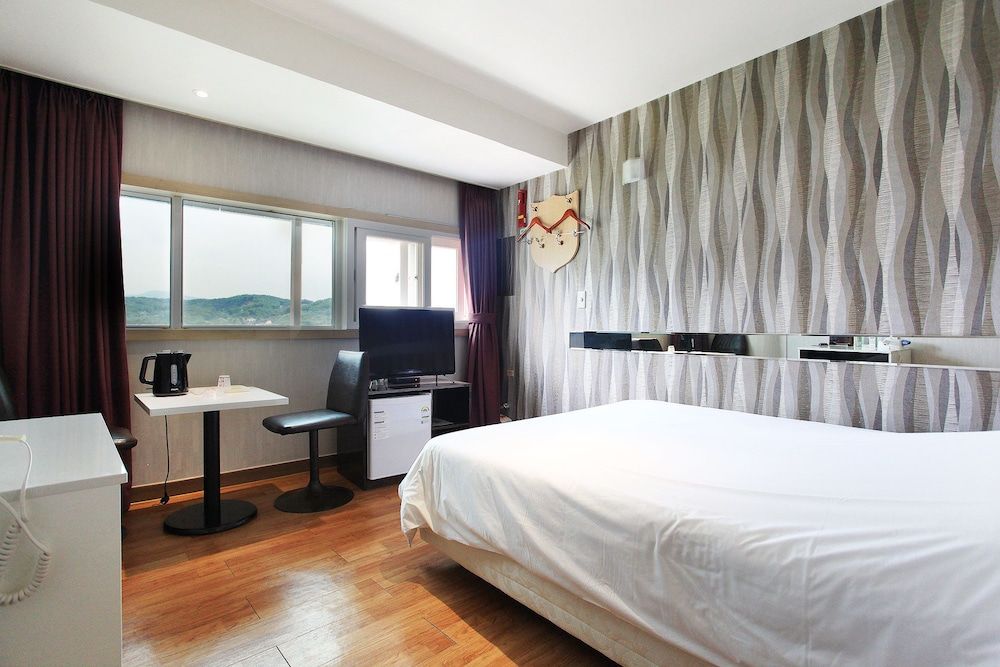 J hotel Standard Room 3