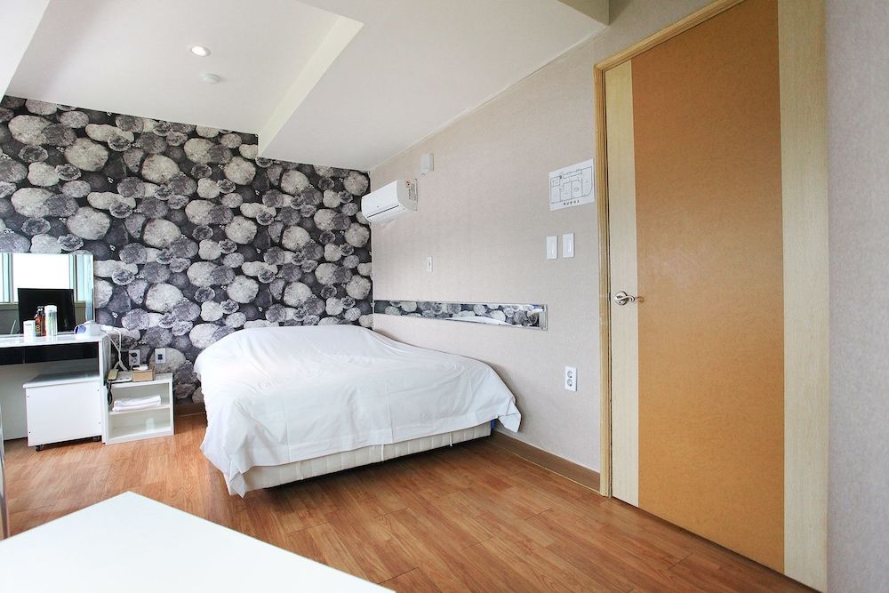 J hotel Standard Room 10