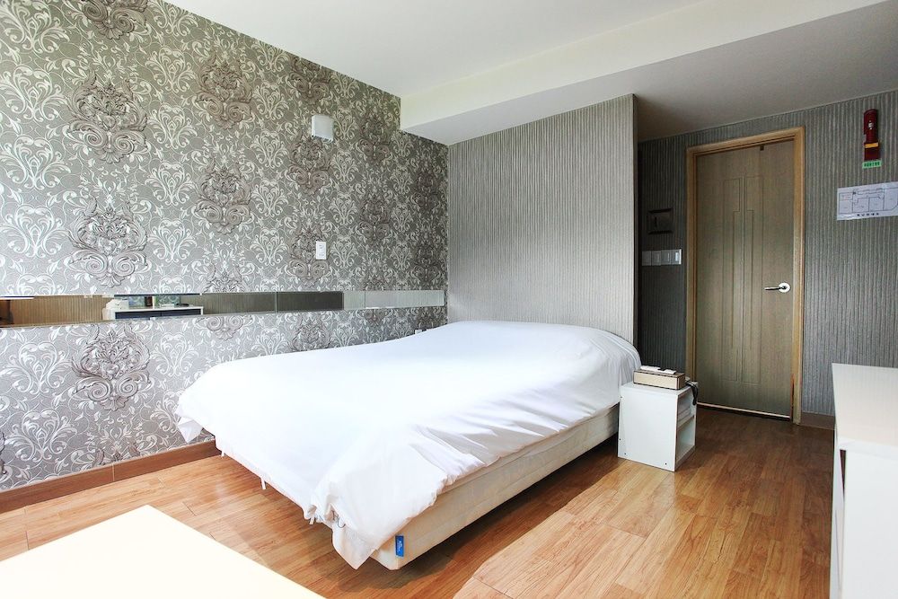 J hotel Standard Room 5