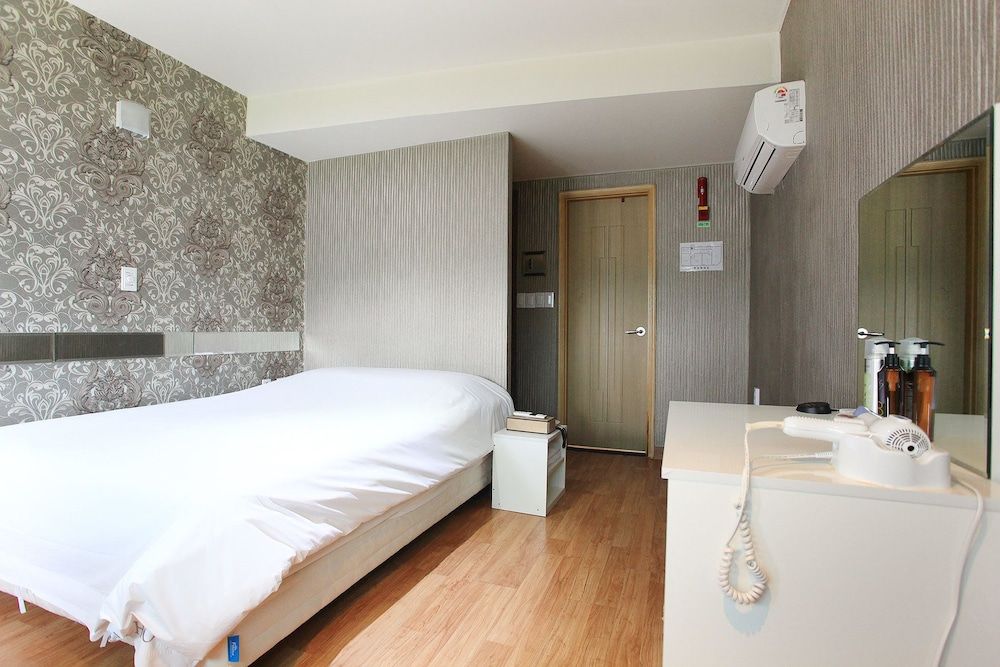 J hotel Standard Room 11