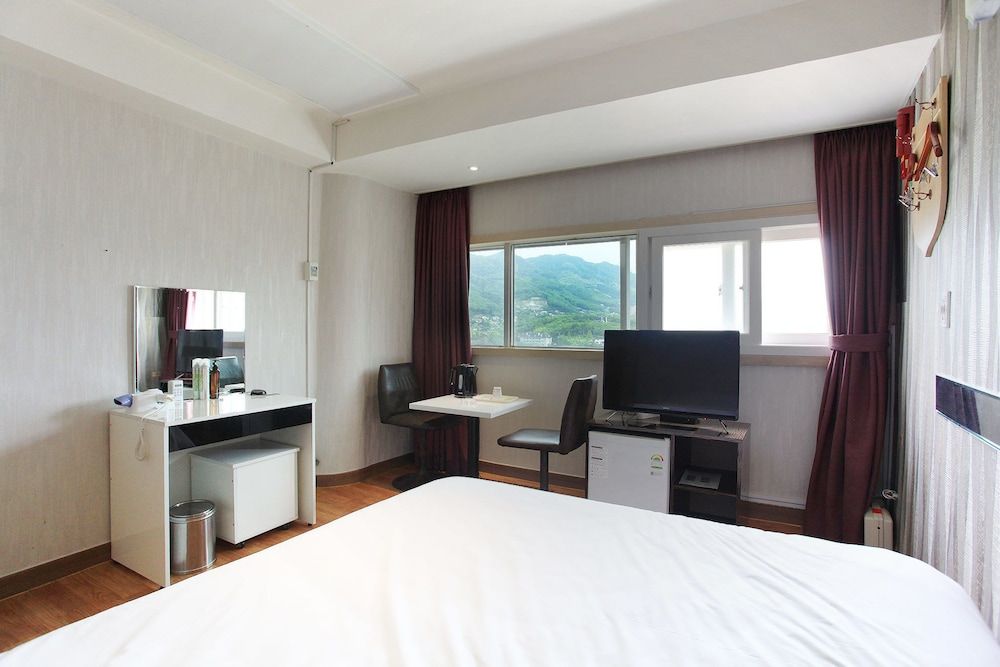 J hotel Standard Room 9