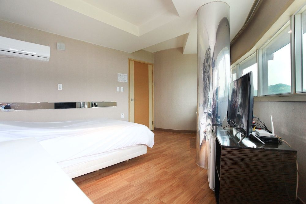 J hotel Standard Room 13
