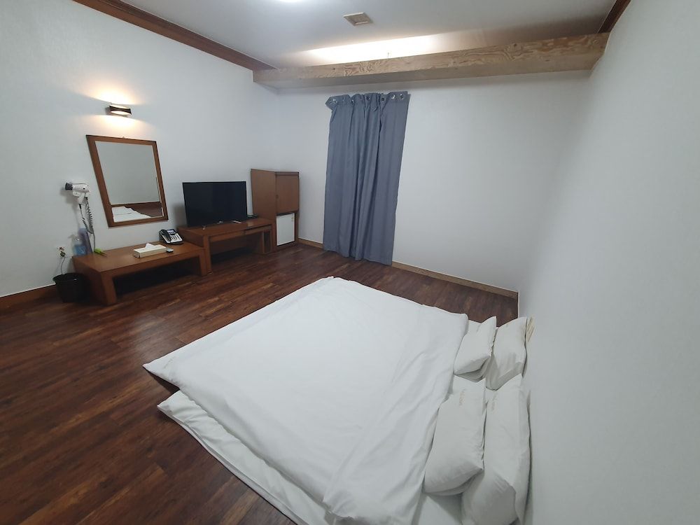 Suanbo Hotel Screen Hinoki Ondol Room