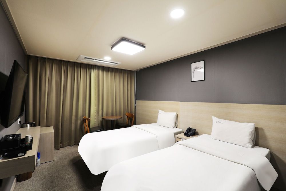 Full Moon Hotel Standard Twin Room 2