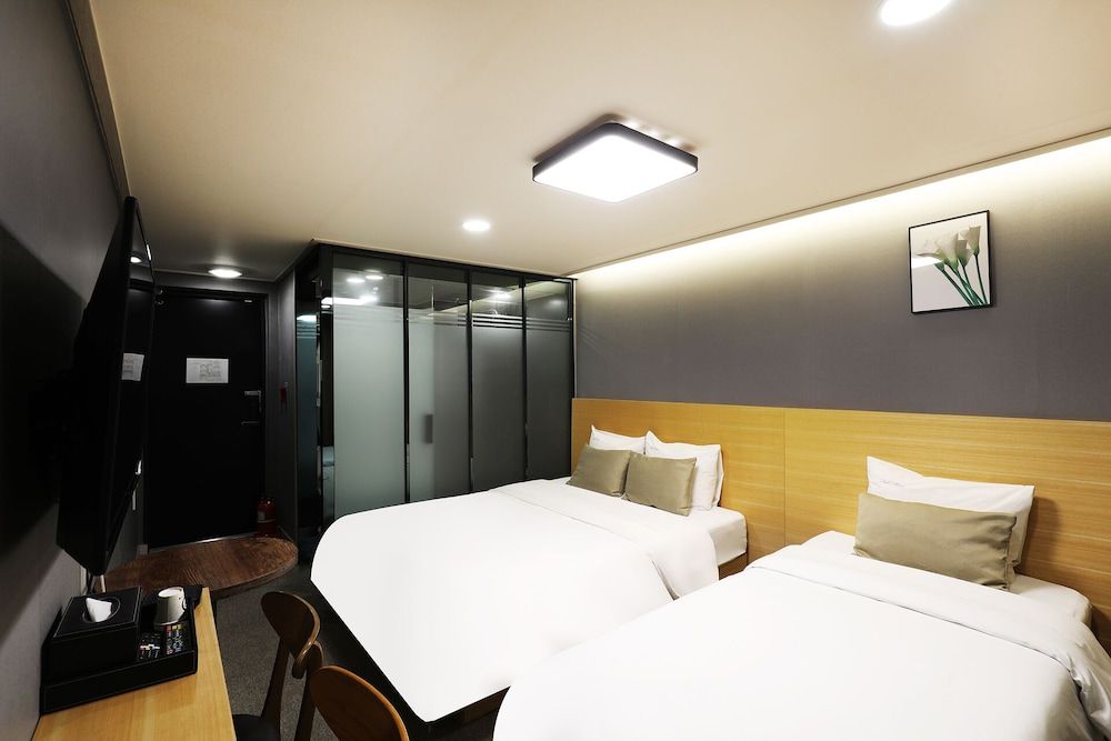 Full Moon Hotel Deluxe Twin Room 3