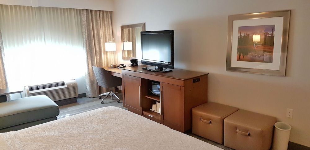 undefined Hampton Inn & Suites By Hilton Calgary- University Northwest 2