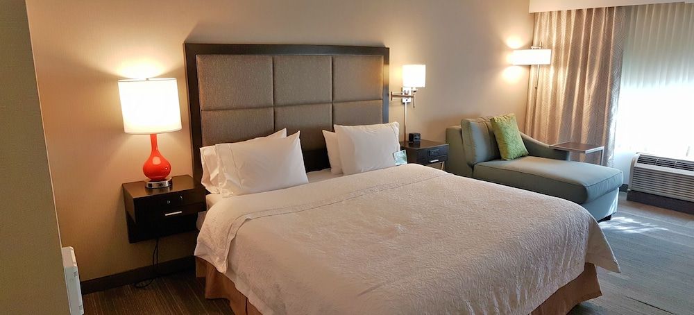 undefined Hampton Inn & Suites By Hilton Calgary- University Northwest 10