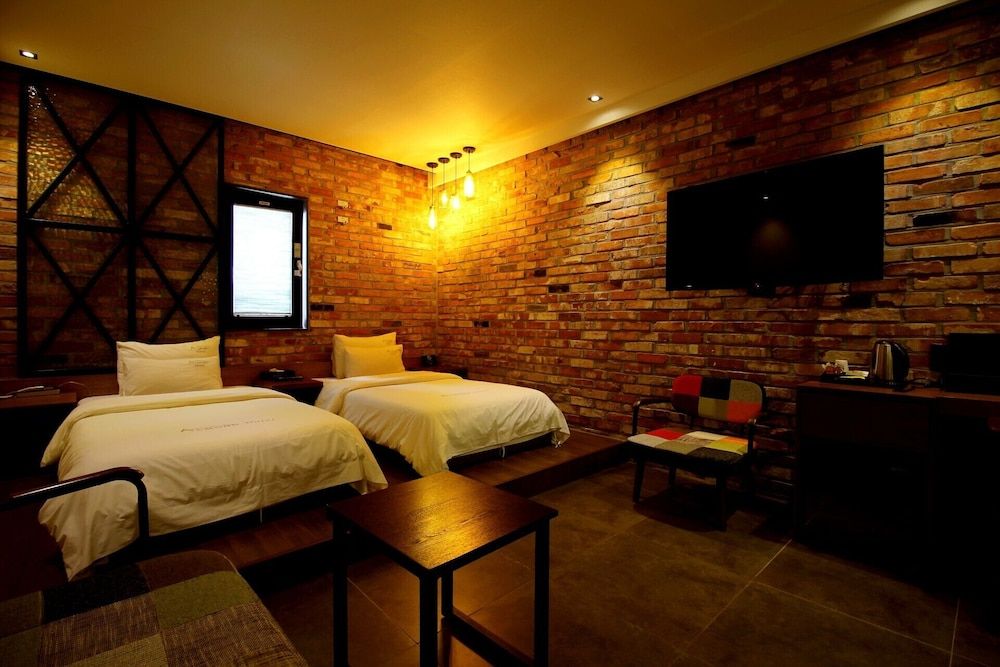 Masan Almond Hotel Deluxe Twin Room (No Breakfast on Mondays) 2