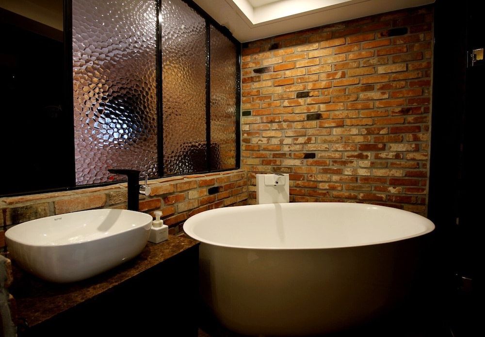 Masan Almond Hotel Deluxe Twin Room (No Breakfast on Mondays) 3