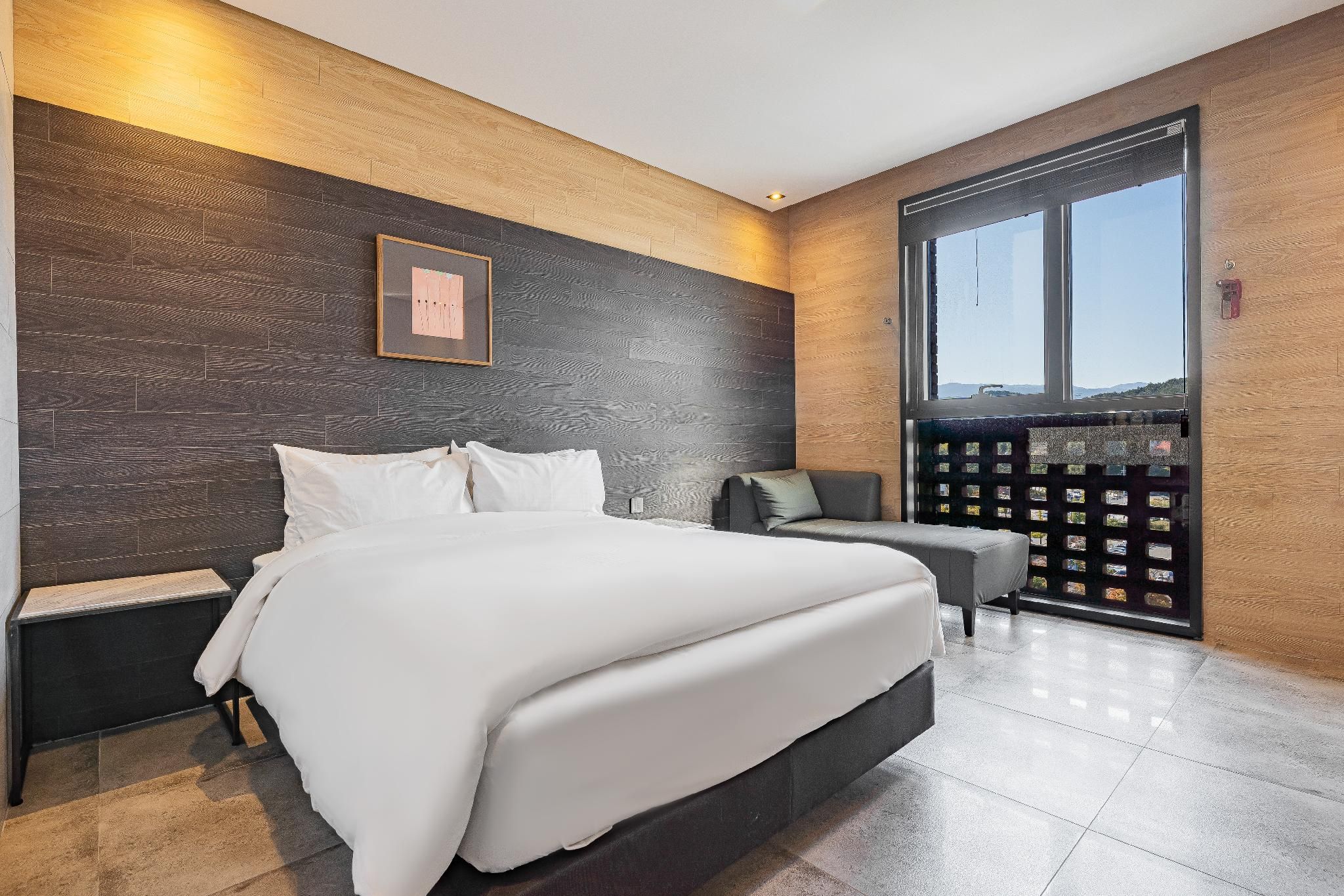 Deluxe Double - Queen or Hollywood Bed, Accessible by Walk, Bus or Train, Non-Smoking, Agoda Only