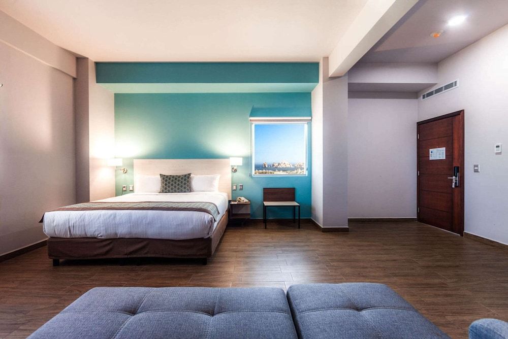 Suite, 1 King Bed, Non Smoking