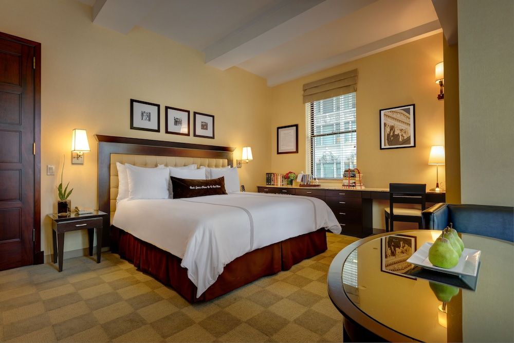 Junior Suite, 1 King Bed with Sofa bed, City View