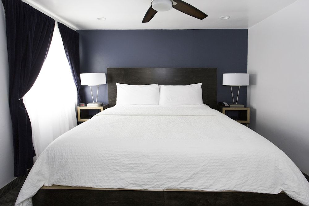 Beach Haven - Near Pacific Beach Park 1 Bedroom Queen Suite with Kitchen