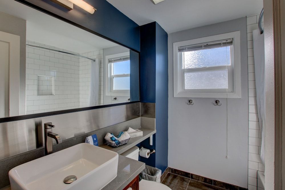 Beach Haven - Near Pacific Beach Park 1 Bedroom Queen Suite with Kitchen 5