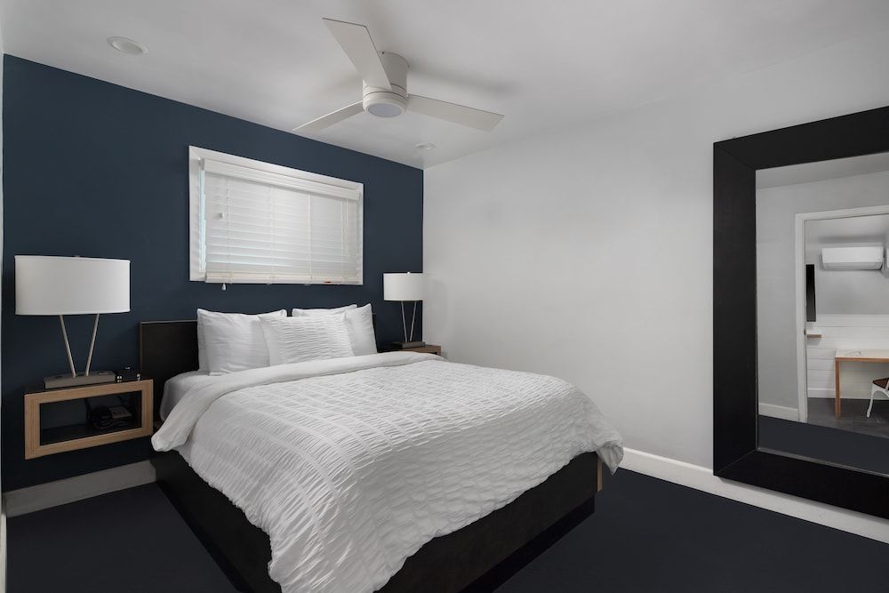 Beach Haven - Near Pacific Beach Park 1 Bedroom Queen Suite with Kitchen 2