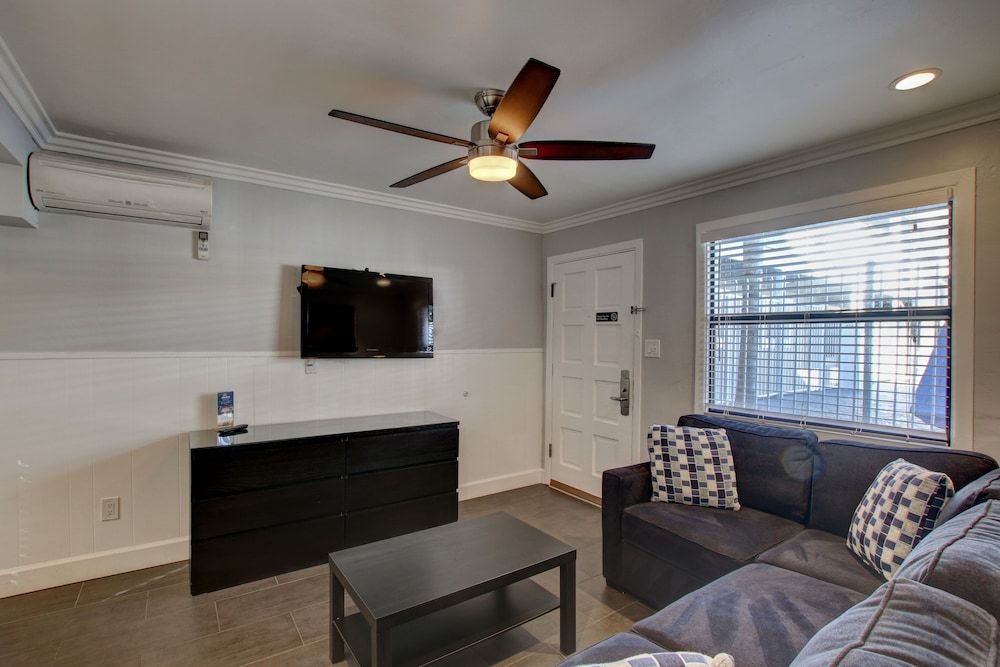 Beach Haven - Near Pacific Beach Park 1 Bedroom Queen Suite with Kitchen 3