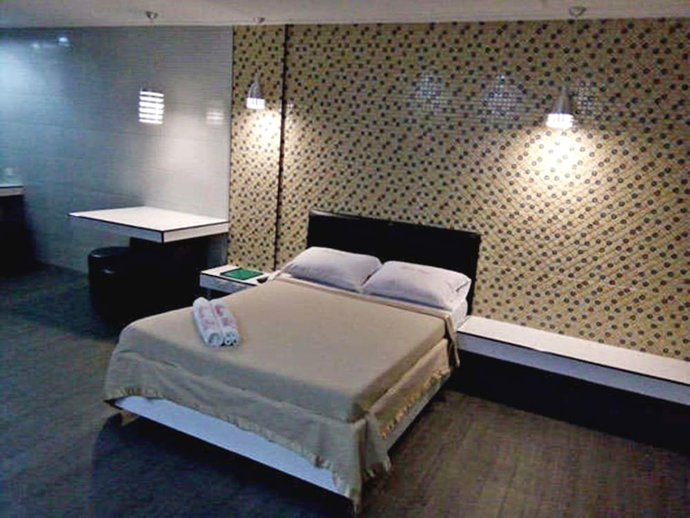 New Winston Hotel Garage Room 7