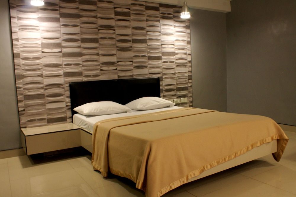 New Winston Hotel Garage Room 3