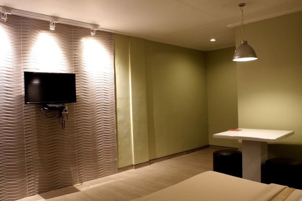 New Winston Hotel Garage Room 15