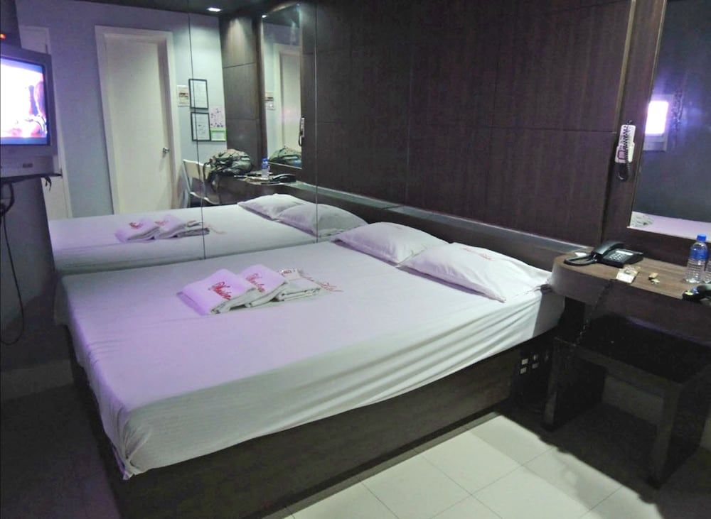 New Winston Hotel Garage Room 8