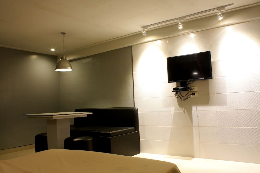 New Winston Hotel Garage Room 13