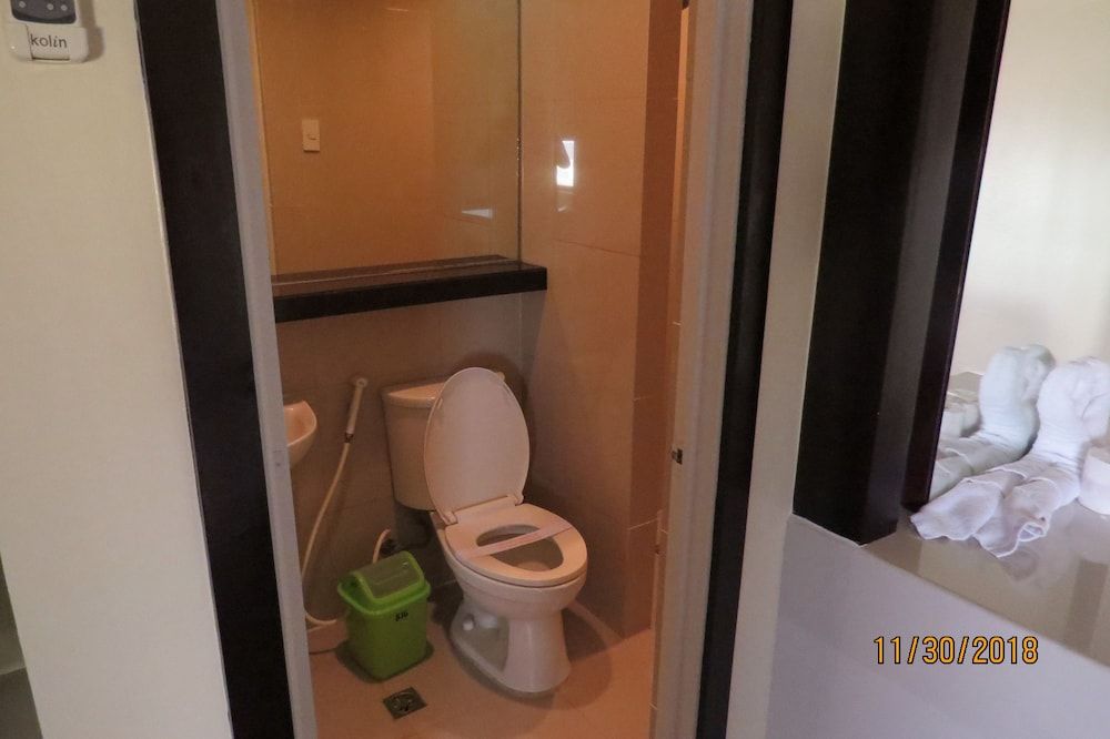 Vista Hotel Cubao Standard Room 7