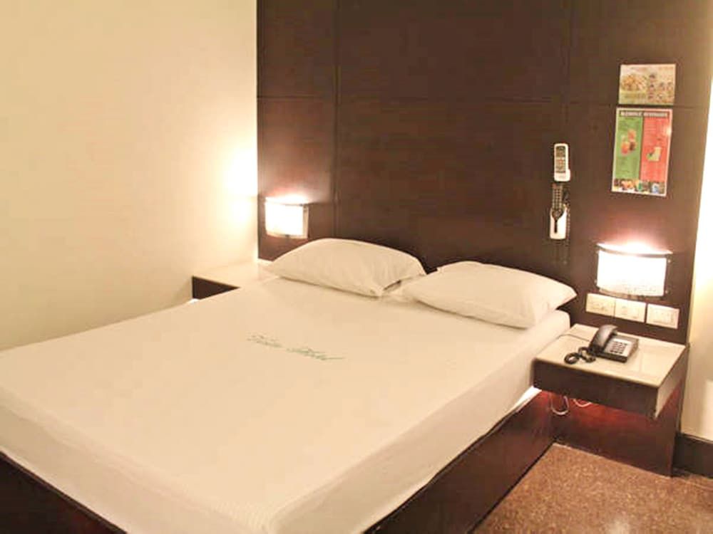 Vista Hotel Cubao Standard Room 3
