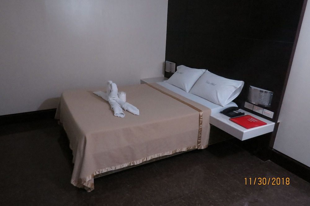 Vista Hotel Cubao Standard Room 5