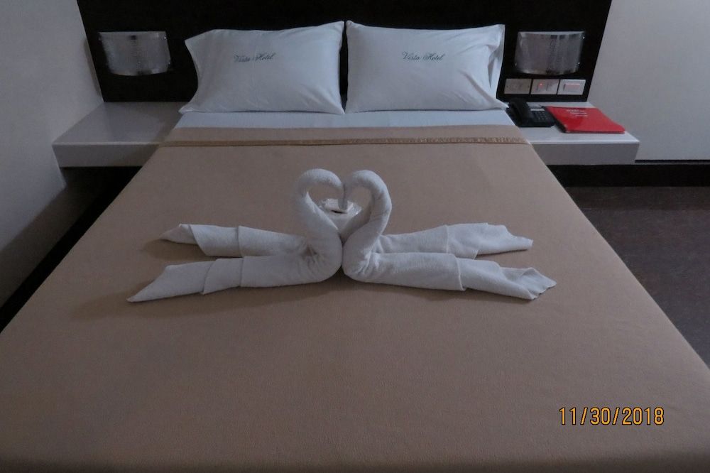 Vista Hotel Cubao Standard Room 4