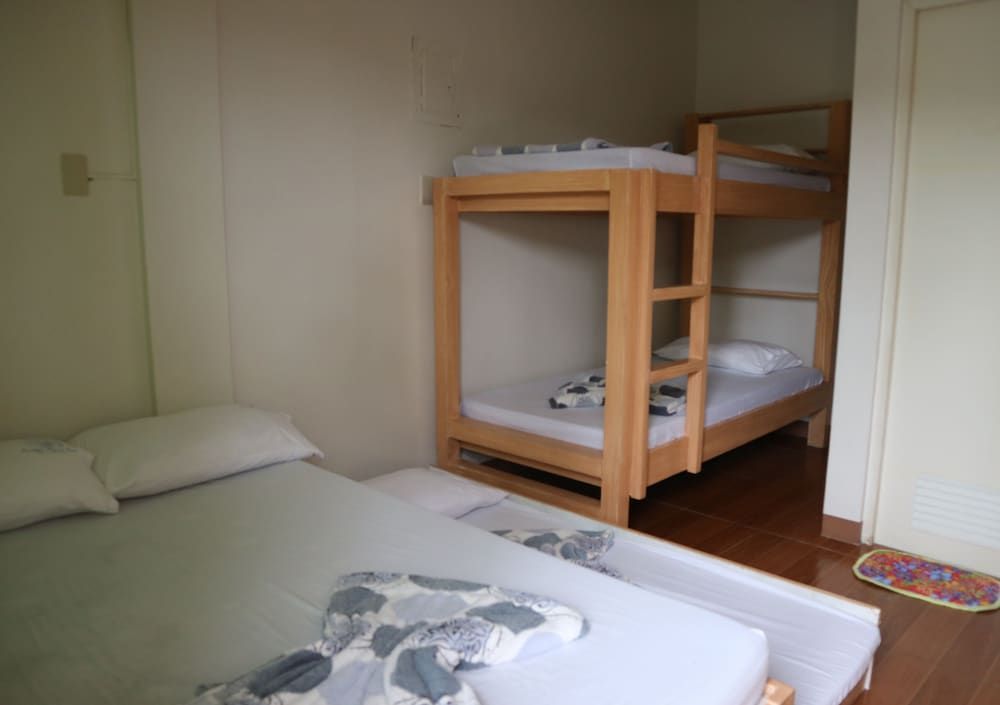 Pacific Waves Inn Family Room, Multiple Beds 2