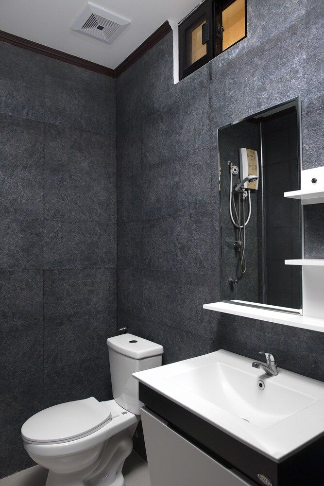 Pacific Waves Inn Family Room for 8 6